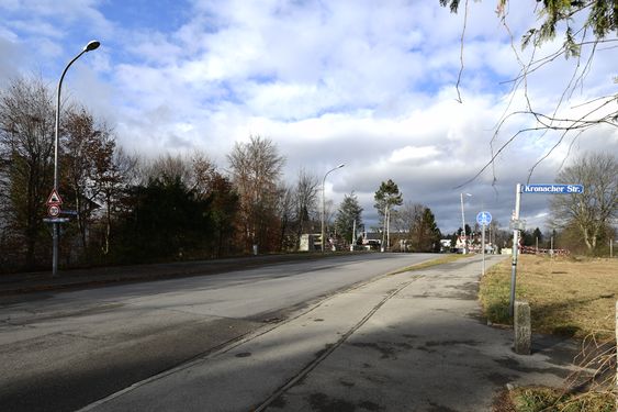 Die äußere Balanstraße nahe dem Bahnübergang der Bahnlinie nach Aying.