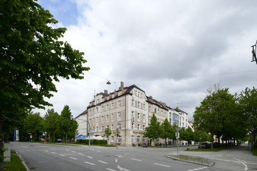 Von der Westendstraße geht es hier zur Ridlerstraße ab. An dieser Kreuzung hatte die Trambahn über viele Jahrzehnte hinweg Gleisanschluss, von der Kazmairstraße kommend, zum Trambahnbetriebshof 3 an der Westendstraße. Diese Trasse verband auch den Gondrellplatz mit dem Rest des Trambahnnetzes. Eine Verbindung von der Agnes-Bernauer-Straße, wie sie derzeit gegeben ist, gab es zuvor nicht. Vor dem Bau der Trambahntrasse unter der Bahnlinie hindurch, verbanden Gleise, von der Landsberger Straße kommend, über die Barthstraße, vorbei am ehemaligen Trambahnbetriebshof, Barthstraße 25, vormals 6, in den Jahren 1886 bis 1934, die Riedlerstraße. Das unter Denkmalschutz stehende Eckhaus, Westendstraße 161, aus dem Jahr 1904. Baumeister war Georg Kellringer vom Gollierplatz 10, beherbergt bereits über Jahrzehnte hinweg das Gasthaus Restaurante San Marino. Vormals Zum Ridlereck. Das Gebäude gehört seit der Erbauung der Pschorr Bräu Brauerei.