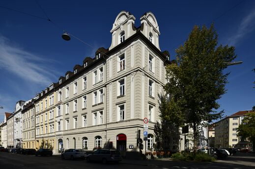 Mit der Hausnummer 66 geht hier die Bergmannstraße auf die Ridlerstraße über. Im denkmalgeschützten Gebäude findet sich das Gasthaus Stragula.]
