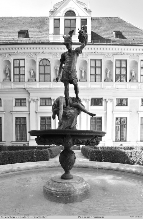 Der Perseusbrunnen im Grottenhof (Aufnahme von 2008)