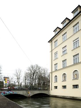 An dieser Stelle entsteht im Jahr 1906 erstmals eine aus Beton gefertigte Brücke. Sie ersetzte ein Konstruktion aus Holz, die sogenannte "Tivolibrücke". Das aktuelle Bauwerk ist somit bereits die dritte Generation