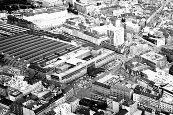 Bahnhofplatz und Hauptbahnhofgebäude. 1974.