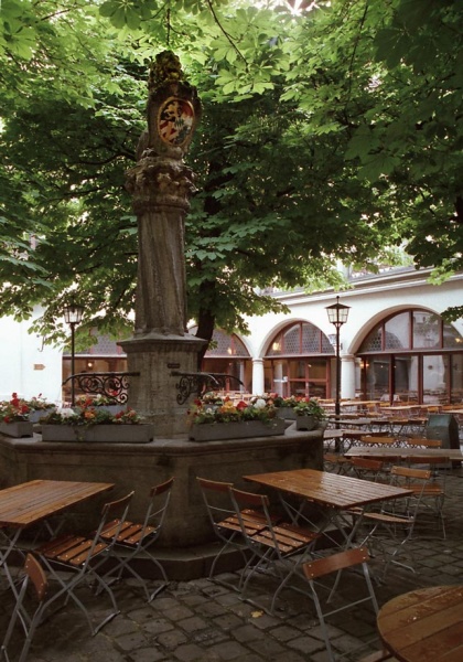 Datei:Hofbraugarten-Loewe.jpg