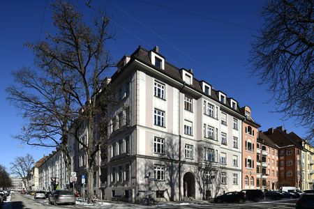 Die Viktoriastraße an der Kreuzung mit der Clemensstraße. Eckhaus zeigt die Clemensstraße 36.