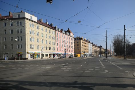 An der Kreuzung mit der Grillparzerstraße, gegenüberliegende Straßenseite. März 2011.