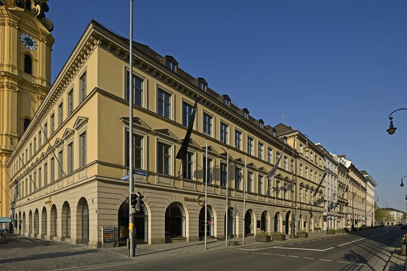 Datei:Muetheatinerbriennerst1042018c85.jpg