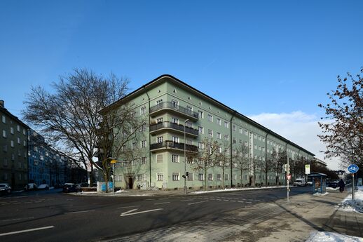 An der Ganghoferstraße zweigt die Ridlerstraße ab. Das Eckhaus bildet die Hausnummer 1 der Ridlerstraße. Ebenso die gleichlautende Bushaltestelle Ridlerstraße entlang der Ganghoferstraße. Hier hält die Buslinie 53 mit dem Laufweg Münchner Freiheit, die Linie 134 mit dem Ziel Theresienhöhe und die Linie 153. Auch hier war bis zum Jahr 1993 eine Trambahntrasse angelegt. Diese führte von der Stadt herauf in Richtung Sendling.