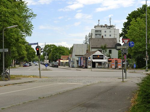 Aus dem Eulerweg fällt der Blick über die Ingolstädter Straße in die Heidemannstraße