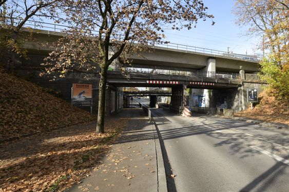 Die ehemaligen Unterfahrten. Bis auf die S-Bahn Brücke, die alle unteren Bauwerke überspannt, wurden alle Unterführungsbauten der 1900-er Jahre, in den Jahren 2022 bis 2023 durch neue Betonbauten ausgetauscht. Das Foto zeigt einen vergangenen Zustand.