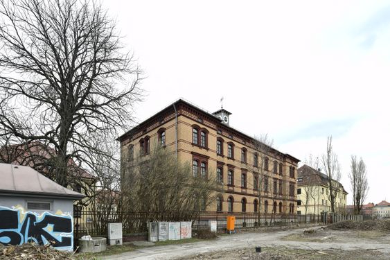 Am Anschluß der Heßstraße mit der Schwere-Reiter-Straße. Zustand 2019.