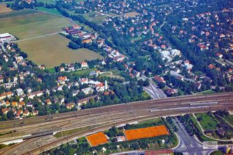 Pasing, Vorfeld des Bahnhofs, Überfahrt über die Pippinger Straße. Pasing Kolonie II bis nach Pipping selbst. Gesehen im Jahr 1979.