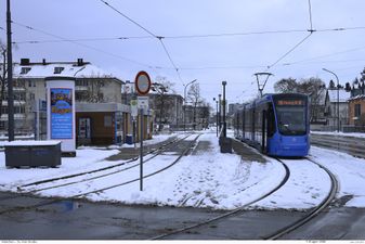 Eine Tram der Linie 19, T-Wagen 2808, wartet auf ihre Fahrgäste. Januar 2015.