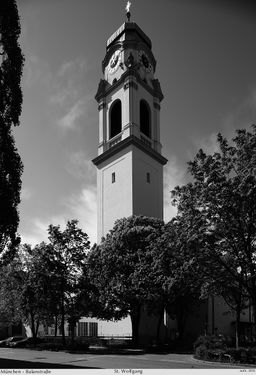 Das Wahrzeichen der Balanstraße: der Kirchturm von St. Wolfgang.