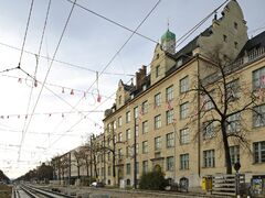 Das Schulhaus und die zukünftige Trambahnhaltestelle davor
