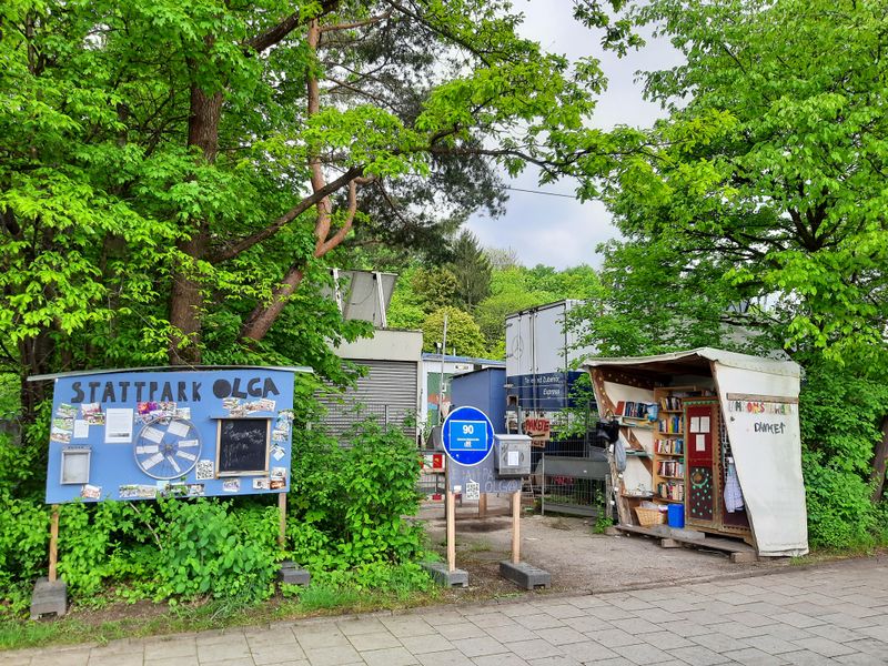 Datei:Stattpark Olga Eingang 2023.jpg