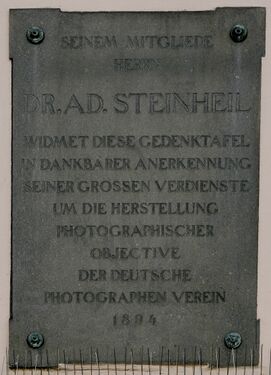Steinheil-Gedenktafel an der Fassade des Mietshauses Landwehrstraße 31