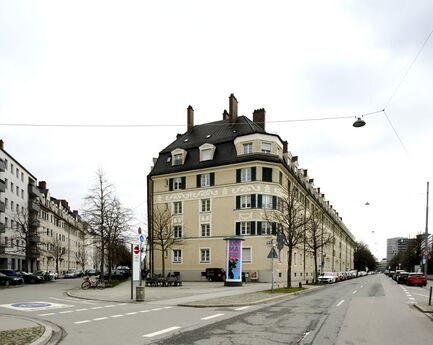 An der Abzweigung mit der von links anschließenden Gollierstraße mit der Hausnummer 91. Hier verkehrte bis 1993 eine Trambahnstrecke. Um den Häuserblock, entlang der Ridlerstraße mit den Hausnummern 84 hinunter bia 76, und hinein in die Astallerstraße, war die Trambahnwendemöglichkeit angelegt.