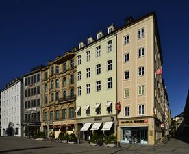 Die Fassaden der Weinstraße 12, Ecke mit der Schäfflerstraße. Weiter mit der 11 und 9.