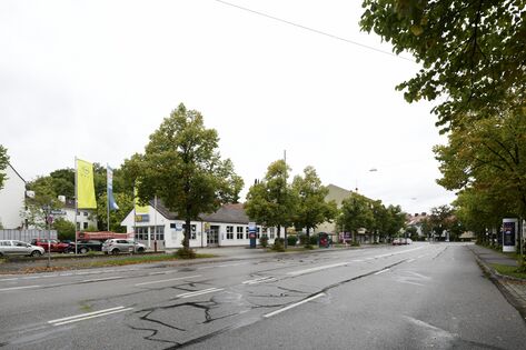 An der Kreuzung mit der Walhallastraße befand sich bis 2024 eine Niederlassung von Opel Häusler