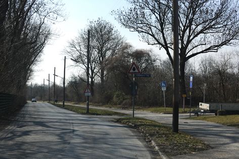 Blickrichtung Laufweg nach Ramersdorf. Rechter Hand geht die Altöttinger Straße ab, die in diesem Abschnitt als Sackgasse endet.