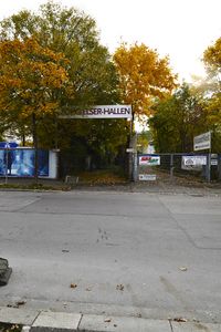Bereits Geschichte, aber noch beschildert. Die Georg-Elser-Hallen. Zustand dez. 2015.