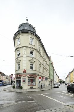 An der Tegernseer Landstraße 49. Die Heilig-Kreuz-Apotheke. Mietshaus, das seine Rückseite an der St.-Martin-Straße hat.