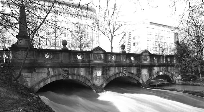 Im Verlauf der Straße, Hausnummern ansteigend, nach dem Gebäude der Haus der Kunst und vor dem Abzweig zur Lerchenfeldstraße unterquert der Eisbach die Prinzregentenstraße, unter der Straße befindet sich daher an dieser Stelle ein verstecktes Brückenbauwerk, das Bauwerk wurde 1890 errichtet, an dem sich auch die Eisbachwelle befindet.
