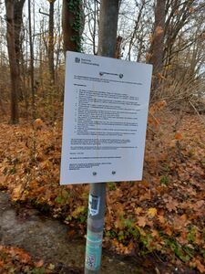 Beschilderung am Park