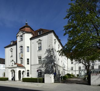 Nußbaumstraße 20. Erbaut 1894 bis 1895. Das Chirurgische Spital.