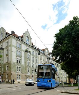 Trambahnbetrieb entlang der Wörthstraße am Abzweig zur Metzstraße