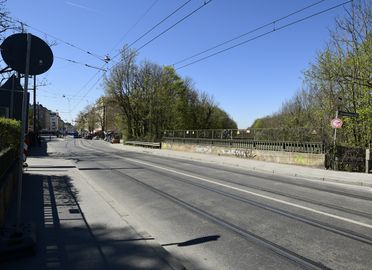 Blick von der Regerstraße in Richtung Tegernseer Straße, unmittelbar auf der Regerbrücke.