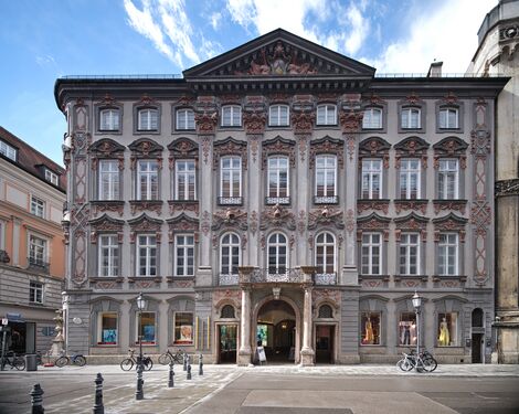 Hauptfassade an der Residenzstraße.