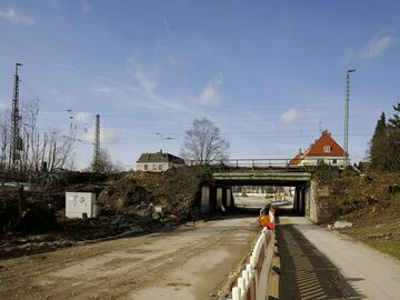 Die Bahnunterfahrt an der Dachauer Straße in Moosach, Februar 2024. Nur noch wenige Wochen wird das Bauwerk erhalten sein