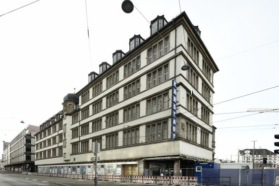 Einfahrt in die Prielmayer mit dem Karstadt Kaufhaus, Abbrucharbeiten haben begonnen, Februar 2022.