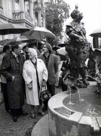 Brunnen und Bürgermeister.