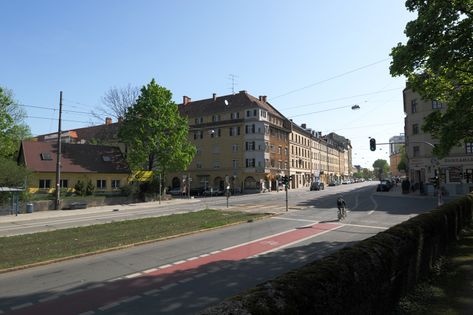 An der Kreuzung mit der Kuglerstraße und Flurstraße. Juni 2012.