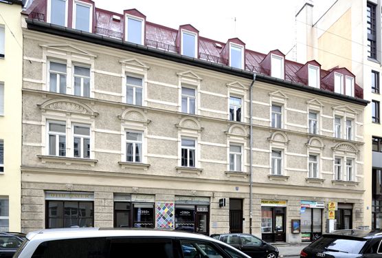 München, Lehehl, Fassadenansicht Kanalstraße 15 - 17. Mietshaus, nordwestlich und südöstlich sind dem breit gelagerten, dreigeschossigen Bau kurze Rückflügel angebaut, Fassadengestaltung mit horizontalen Putzbändern, errichtet in den Formen der Neurenaissance von Wilhelm Schmid 1898/99.