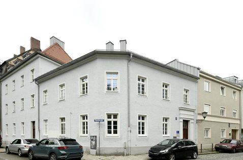 Blick auf die Mondstraße 32. Ehedem Krippenanstalt Geising. Aber auch heute noch beherbergt es eine Kinderkrippe der Stadt München.