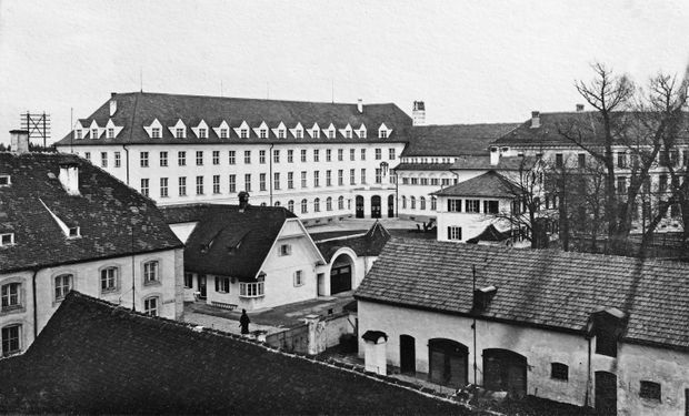 Institut der Englischen Fräulein, Gebrüder Rank, an der Maria-Ward-Straße. Hier ist das Zollhaus bereits Bestandteil des Schulkomplexes. Foto um 1915.