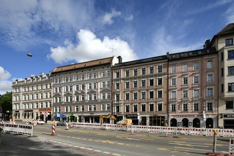 Die Gebäude Rosenheimer Straße 4 bis 10. Bis zum Jahr 1945 waren diese Gebäude Bestandteil der Zweibrückenstraße.