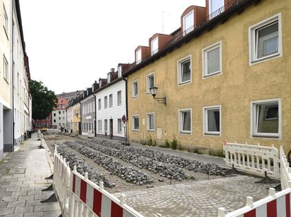 Von der Kupferhammerstraße in die Mondstraße im Jahr 2017. Baustellenbedingt stehen einmal keine Blechkisten vor den Häusern.