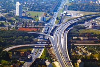 Schwabing - Freimann, der Autobahnzubringerring, Tatzelwurm genannt. 1972.