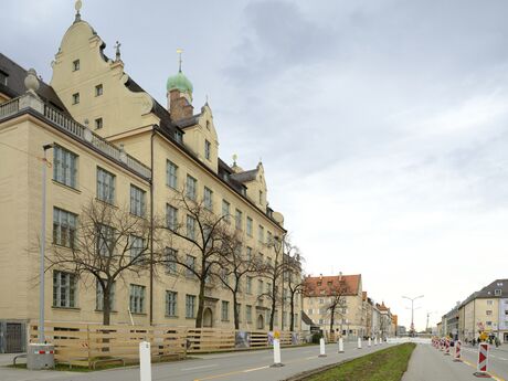 An der Fürstenrieder Straße, beim Schulhaus März 2024. Unmittelbar in Bildmitte wird eine der neuen Trambahnhaltestellen entstehen.