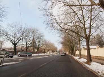Im Winter 2006. Der Straßenbelag noch mit den Natursteinen ausgelegt.