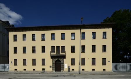 Evangelische Landeskirchenamt München, Hausnummer 13.