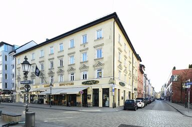 Im Jahr 2022, Feilitzschstraße - Wedekindplatz - Siegesdstraße. Im Eckhaus befindet sich der "Drugstore"