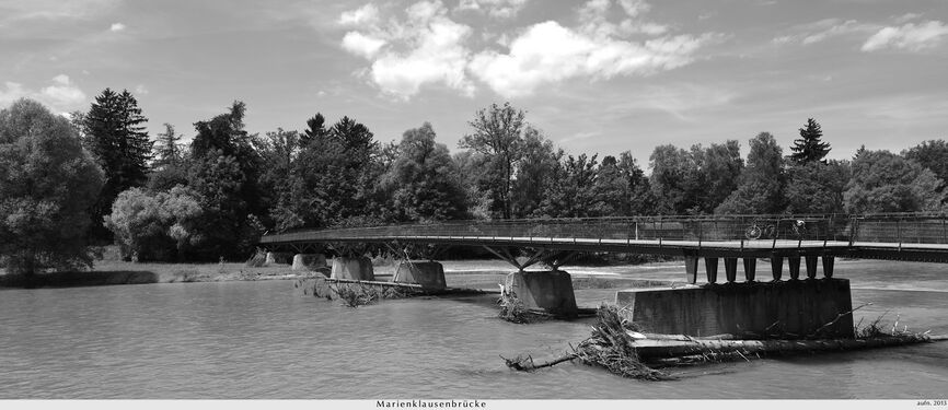 Nach dem Hochwasser Juni 2013. Blick vom linksseitigen Isarwanderweg auf die Brücke.