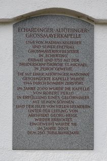 Die Gedenktafel an der Kapelle. Erbaut 2000-2001. Zustand Februar 2022.