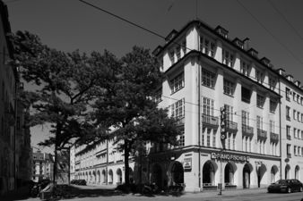 Thierschstraße 11. Ehemals Walser-Hackl-Mühle. Im Jahr 1900 abgebrochen. Verlagsgebäude errichtet im Jahr 1910.