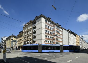 An der Kreuzung mit der Augustenstraße, schräg von rechts. Das Eckhaus wird derzeit, Sommer 2023, renoviert.